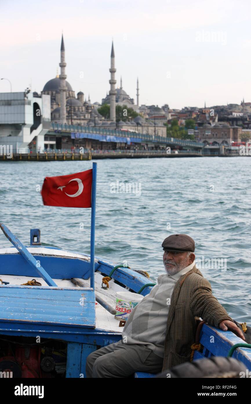 Passeggero, bandiera turca, piccolo traghetto sul fiume presso il Golden Horn accanto al Ponte di Galata, Istanbul, Turchia Foto Stock