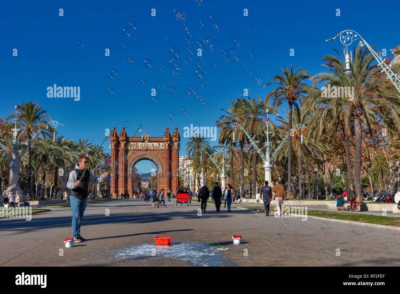 L'artista di strada rende le bolle di sapone, Arc de Triomf, Passeig de Lluis Companys, Barcellona, in Catalogna, Spagna Foto Stock