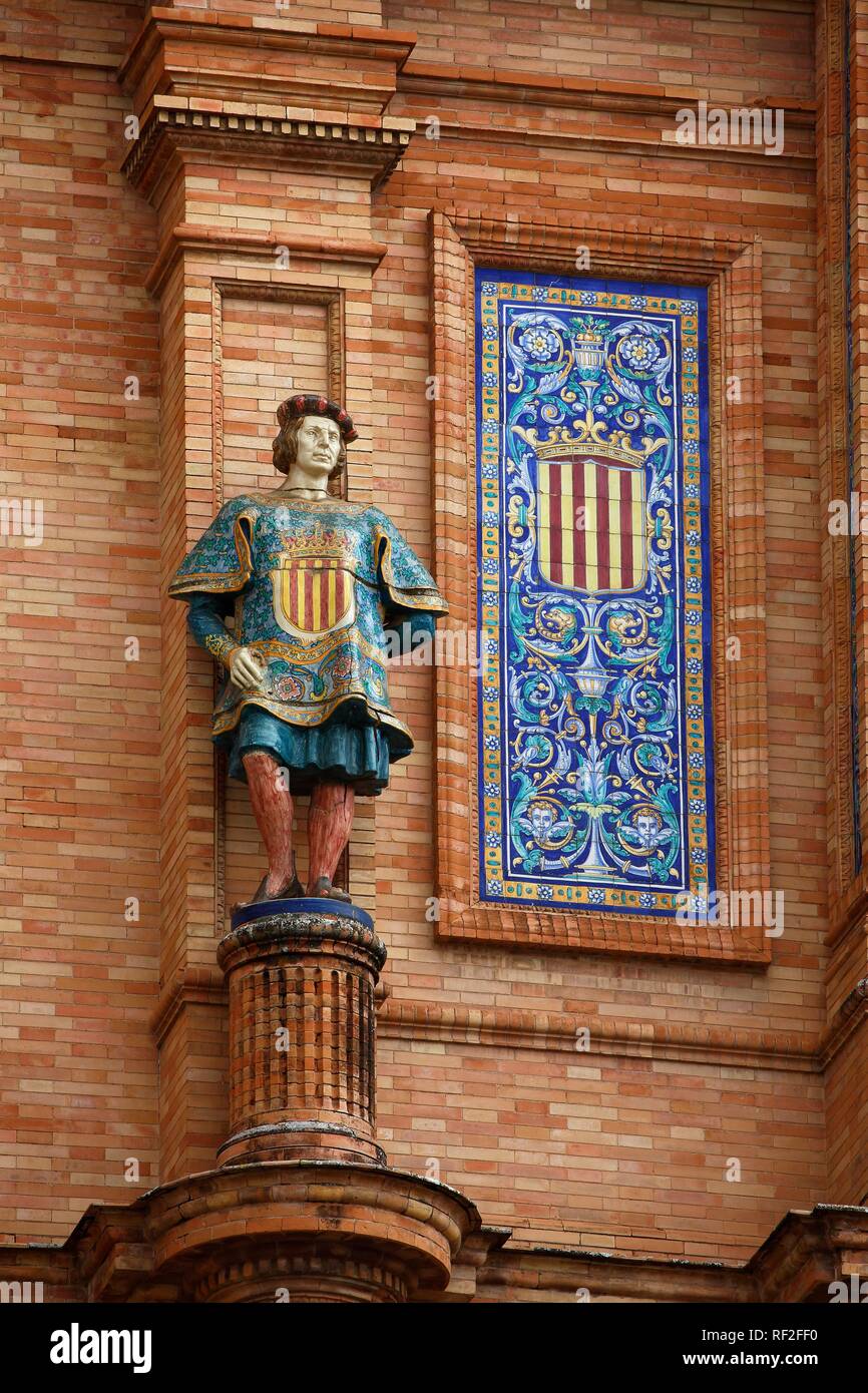 La figura e il mosaico, Azulejo con lo spagnolo stemma, magnifico edificio sulla Plaza de España, Sevilla, Andalusia, Spagna Foto Stock