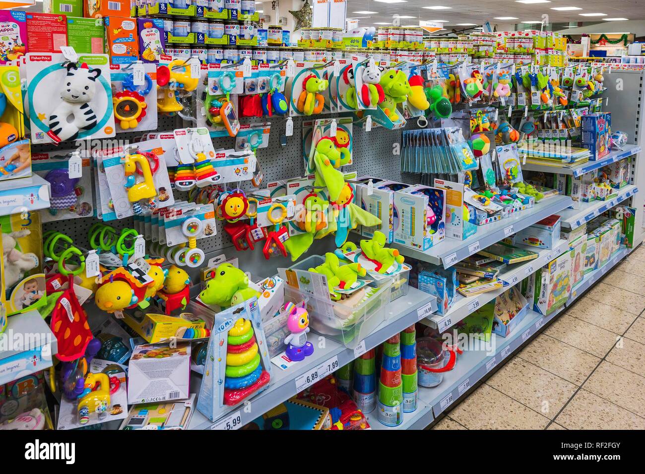 Giocattoli colorati per i bimbi in supermercati, Monaco di Baviera, Baviera, Baviera, Germania Foto Stock