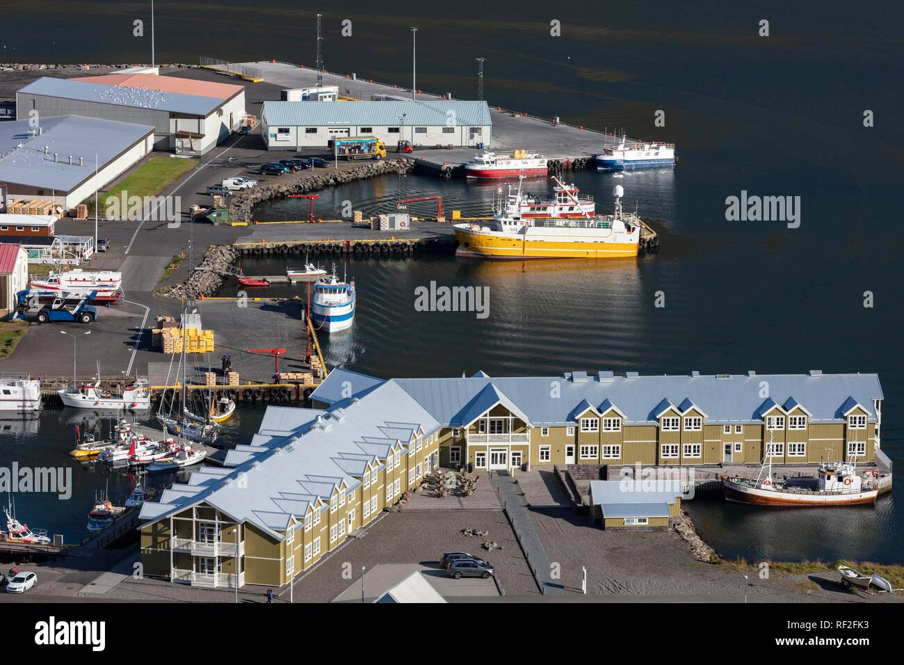 Porto, barche e nuovo hotel Siglo, Siglufjörður; Islanda Foto Stock