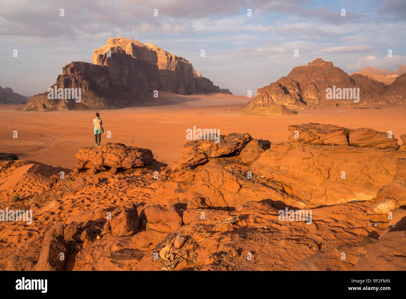 Turista solitario nel deserto Wadi Rum, Giordania Foto Stock