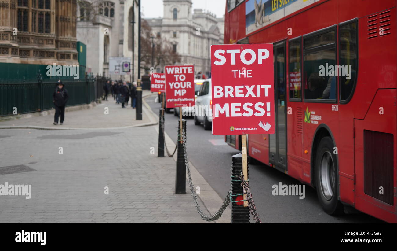 Protesta Brexit segni al di fuori del Parlamento britannico Foto Stock