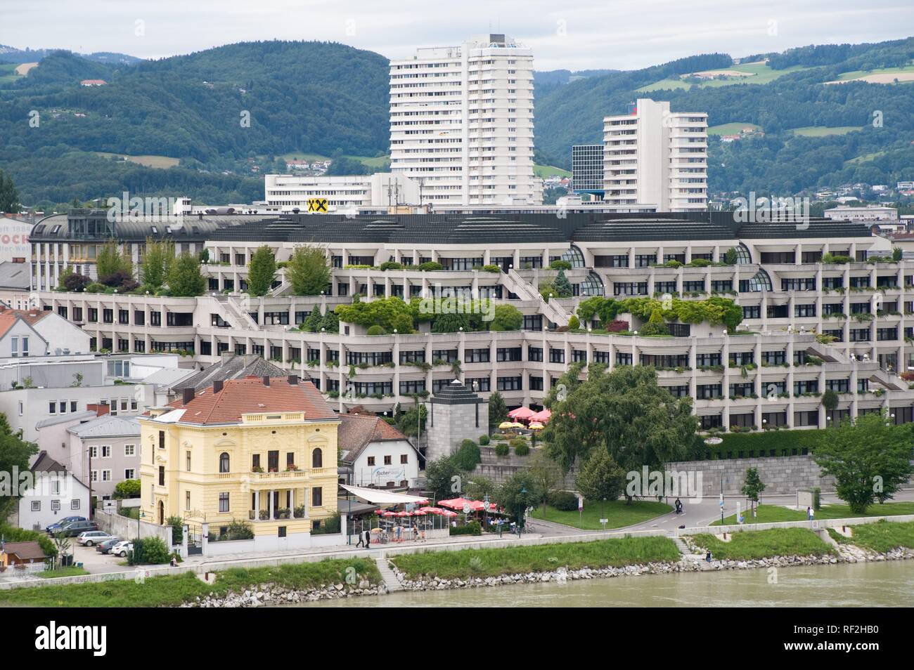 Das Neue Rathaus im Linzer Stadtteil Urfahr wurde 1985 eröffnet und beherbergt die (ehemals über das Stadtgebiet verteilten) Magistratsdienststellen u Foto Stock