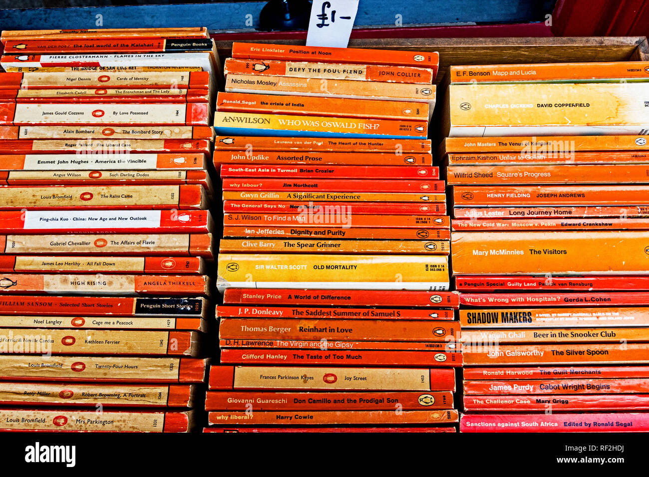 Pile di libri dei pinguini nella parte anteriore di un bookshop Foto Stock