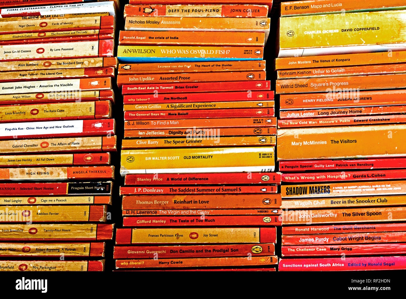 Pile di libri dei pinguini nella parte anteriore di un bookshop Foto Stock