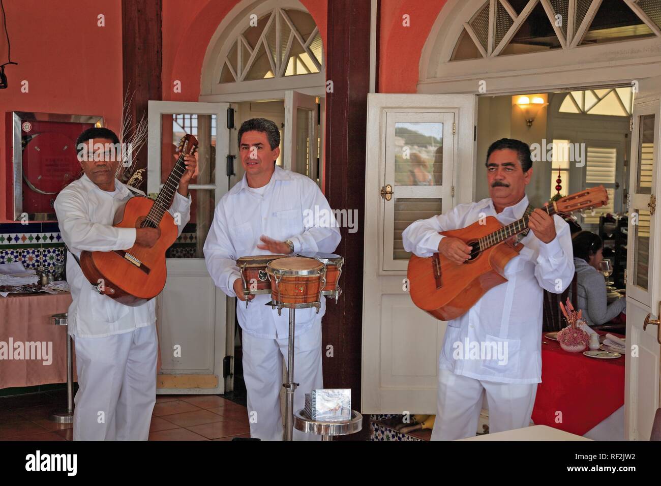 Fascia giocare nel Bar Hemingway presso l'Hotel Ambos Mundoz, Havana, Cuba, Caraibi Foto Stock