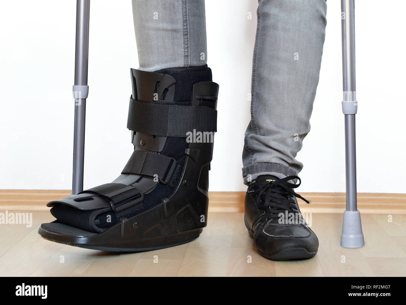 Tutore cervice groppa lardoni fissatore frattura rotto sneaker Foto Stock