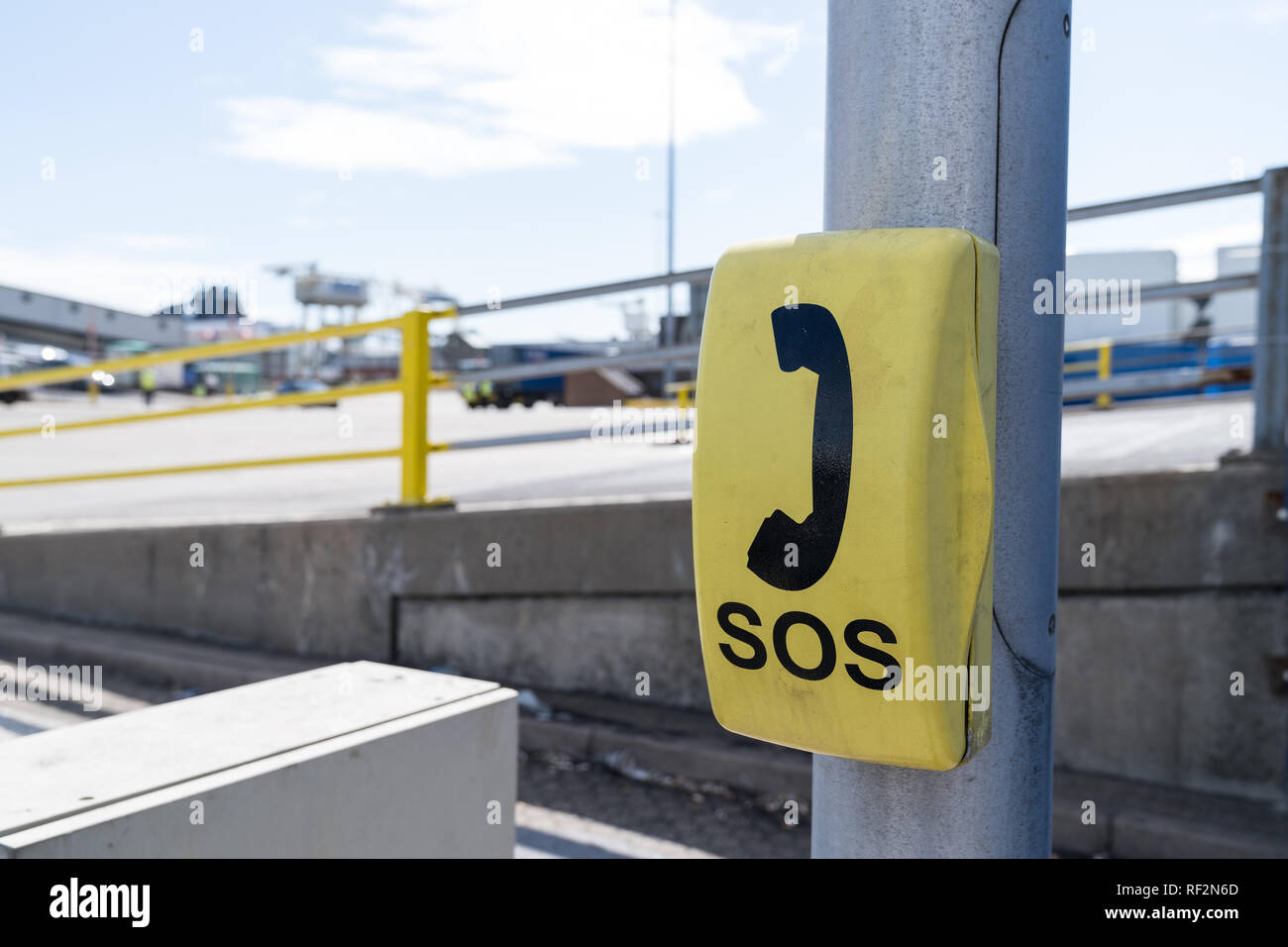 Emergenza giallo casella Telefono a Dover Harbour, England, Regno Unito Foto Stock