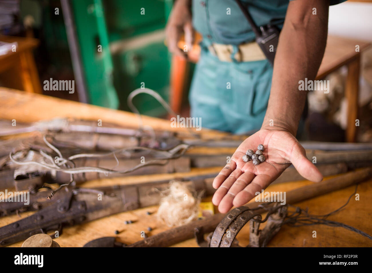 In casa illegale museruola caricamento di armi da fuoco e munizioni sono  stati confiscati dai bracconieri a Majete riserva faunistica in Malawi e  conservato in un archivio da rangers Foto stock -