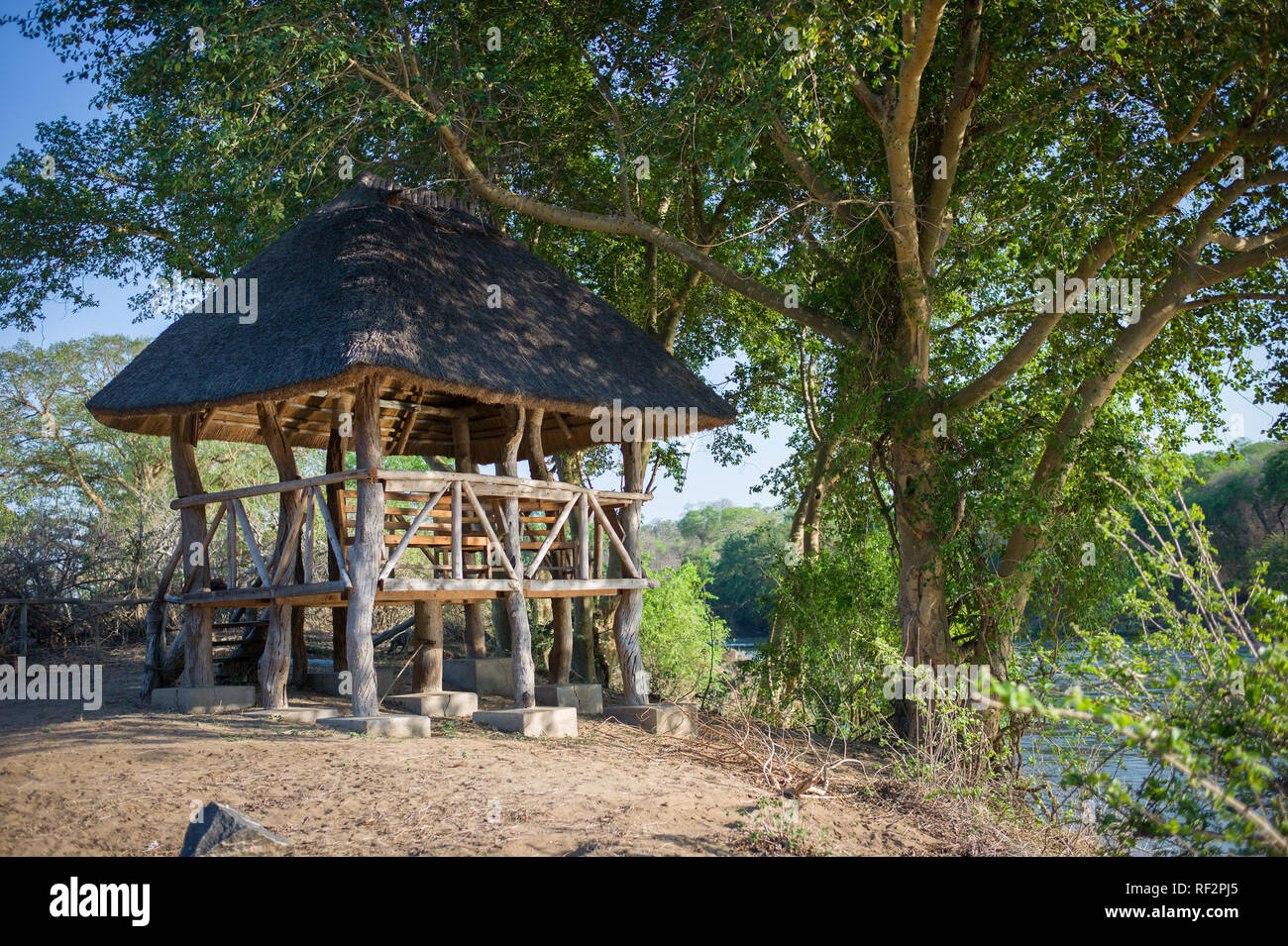 Questo dal tetto di paglia di fauna selvatica nascondere la visualizzazione è un ottimo posto per ambito l'azione su Majete Riserva Faunistica di sezione del fiume Shire, Malawi. Foto Stock