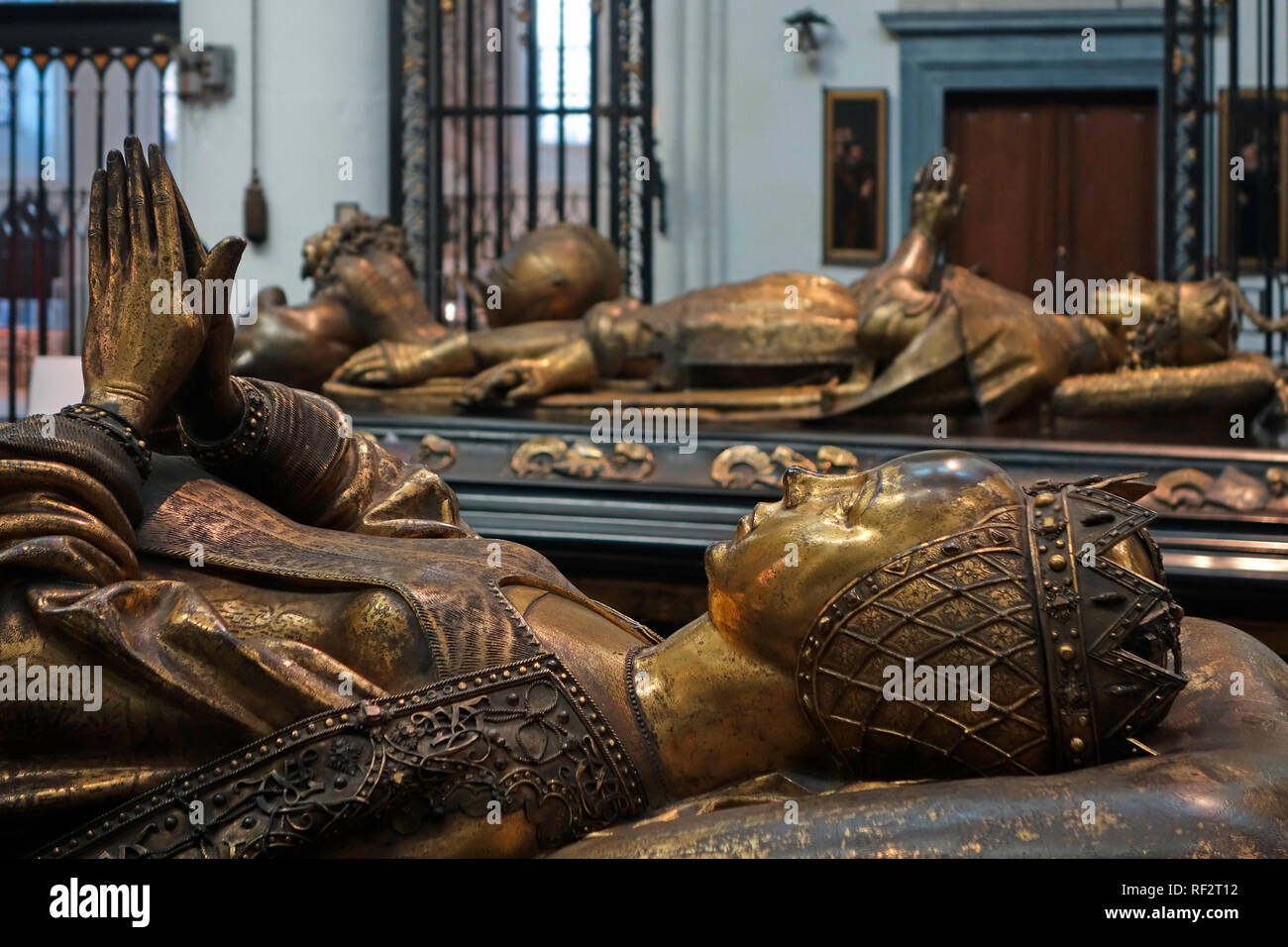 Cerimoniale di tombe di Maria di Borgogna e di Carlo il Temerario nella chiesa di Nostra Signora / Onze-Lieve-Vrouwekerk nella città di Bruges, Fiandre Occidentali, Belgio Foto Stock