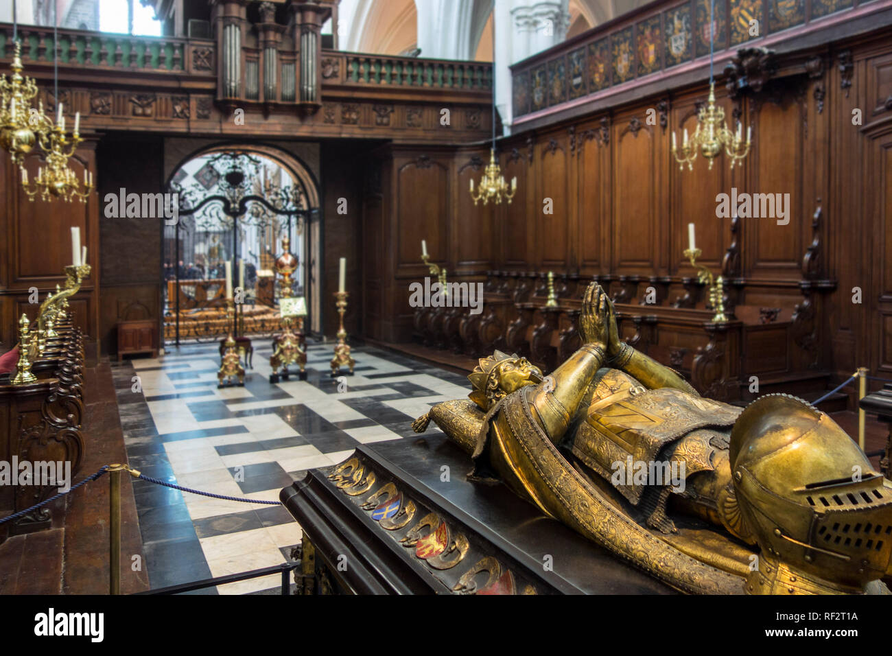 Tomba di Carlo il Temerario e coro nella chiesa di Nostra Signora / Onze-Lieve-Vrouwekerk nella città di Bruges, Fiandre Occidentali, Belgio Foto Stock