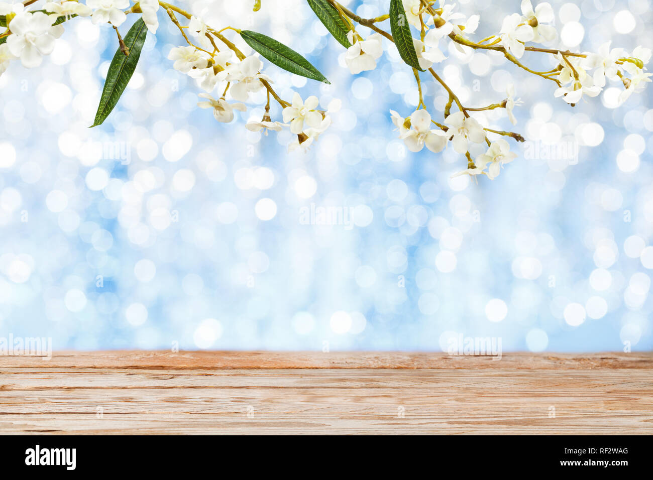 Svuotare tavolo in legno e peach blossom più festosa sfondo bokeh di fondo. Vacanze di Pasqua concept Foto Stock