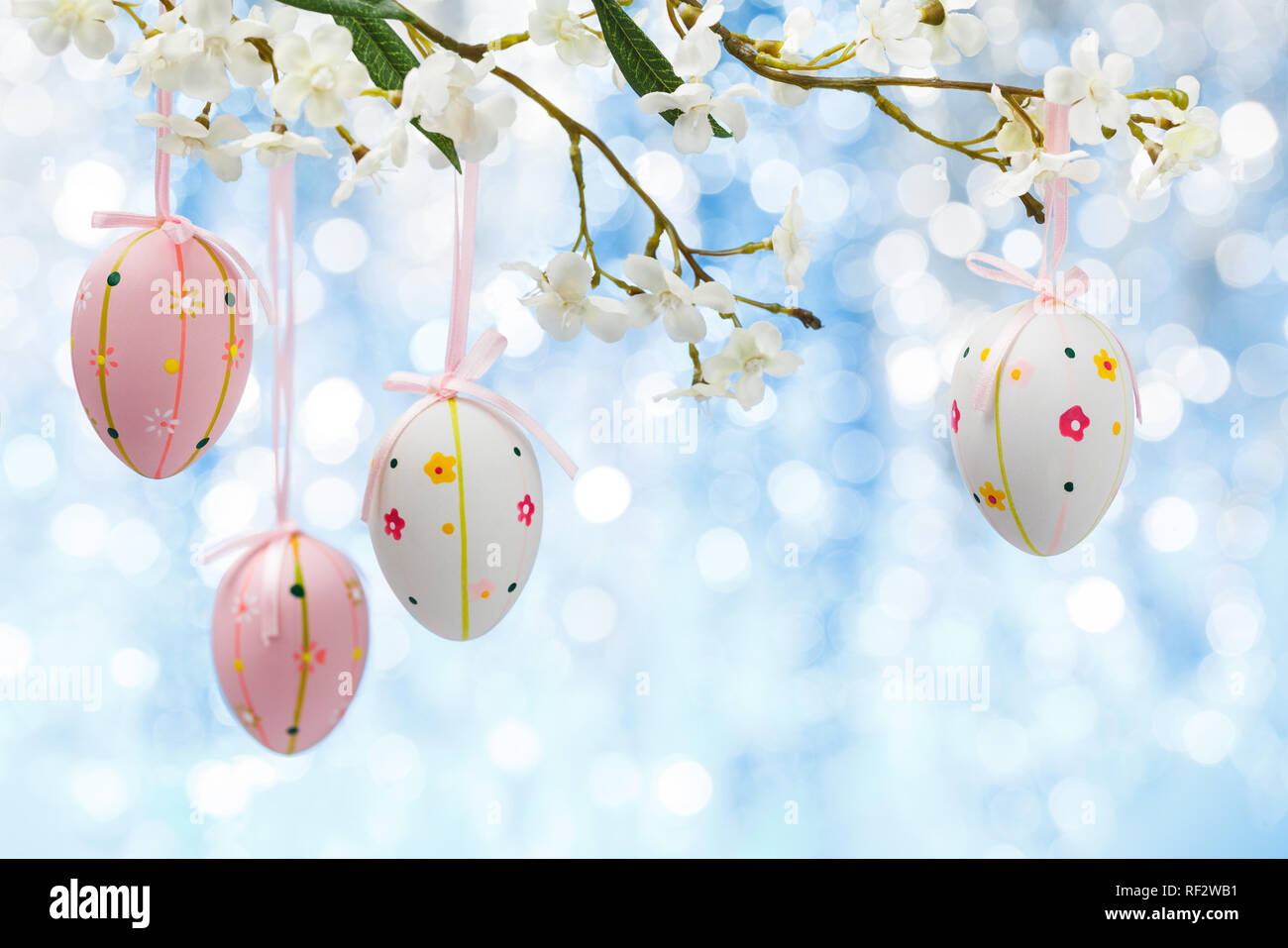 Fiori di Primavera e colorate uova di Pasqua telaio. Foto Stock