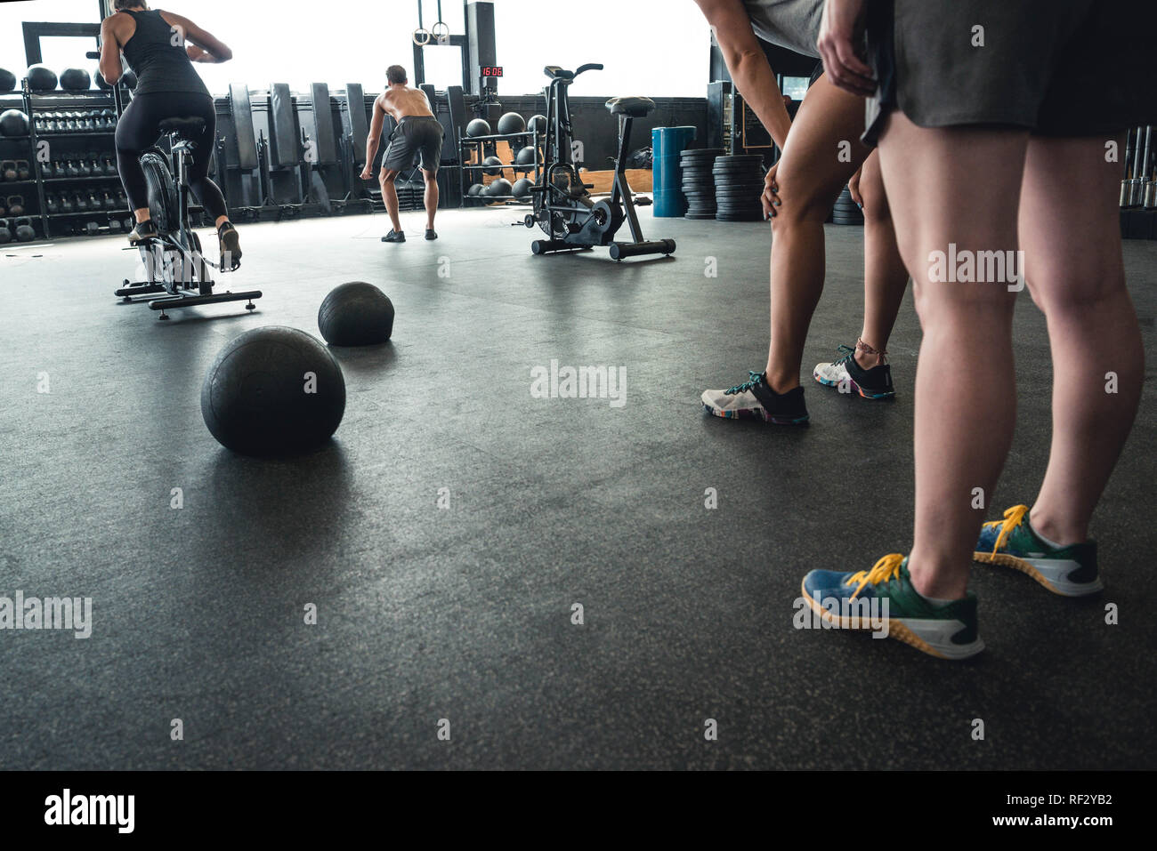 Foto di autentica di uomini e di donne che lavorano in palestra impostazione. Attrezzature da palestra utilizzata. Foto Stock