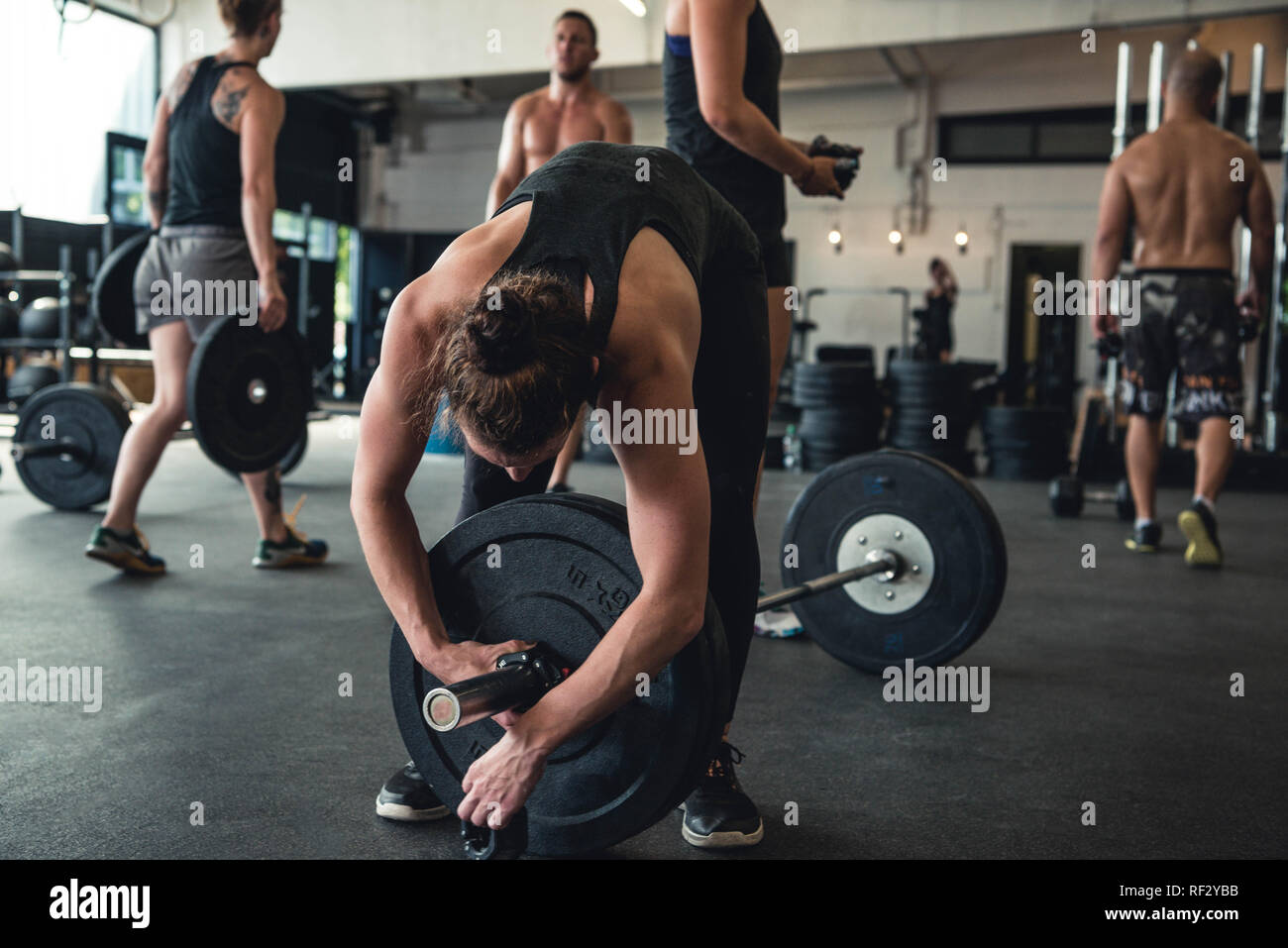 Foto di autentica di uomini e di donne che lavorano in palestra impostazione. Attrezzature da palestra utilizzata. Foto Stock