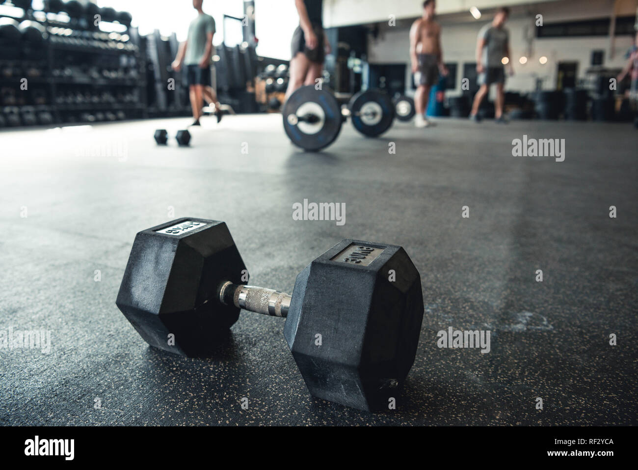 Foto di autentica di uomini e di donne che lavorano in palestra impostazione. Attrezzature da palestra utilizzata. Foto Stock