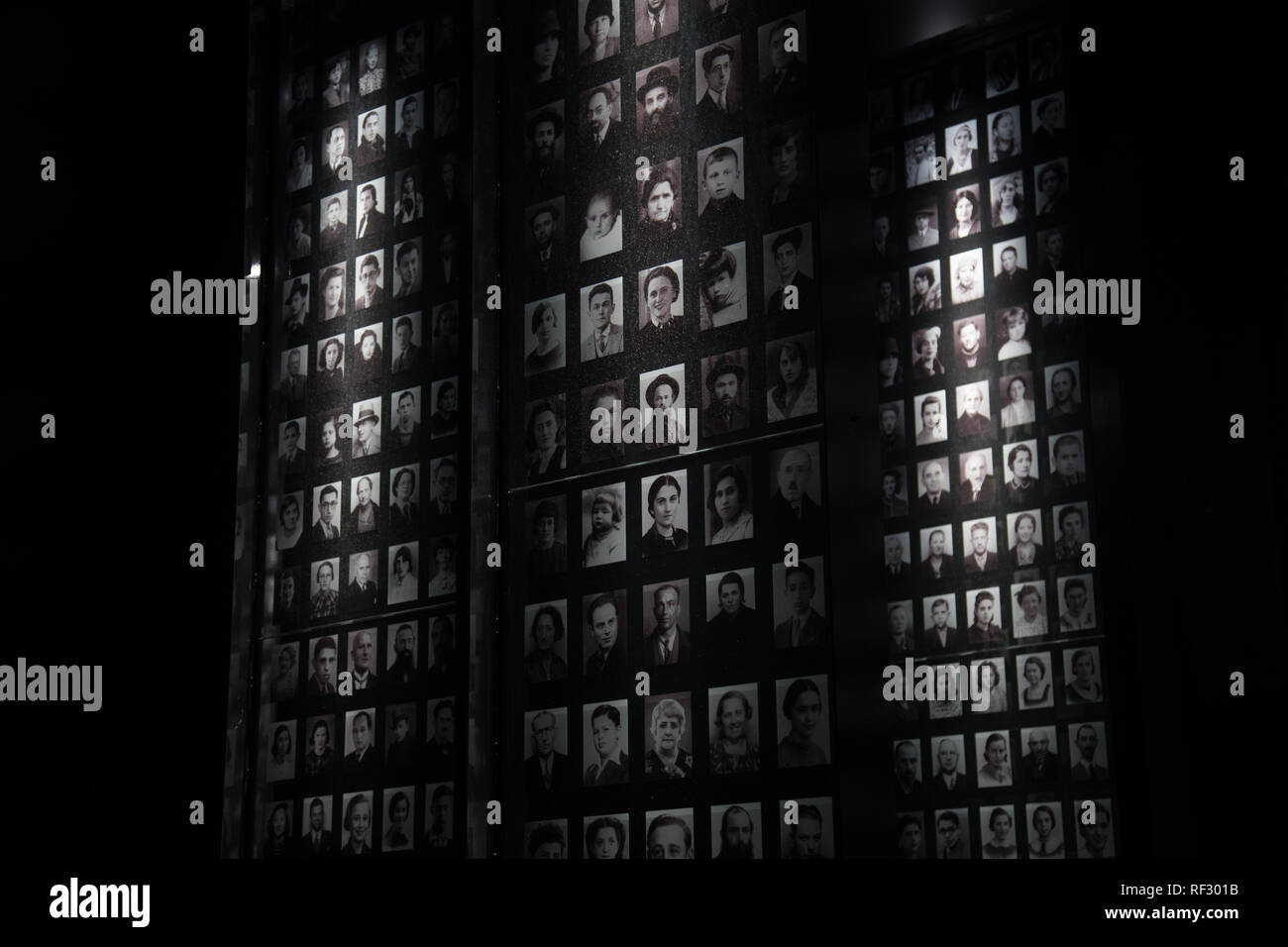 Foto di Ebrei vittime della Shoah come una parte della mostra nel museo della Seconda Guerra Mondiale a Danzica, Polonia Foto Stock