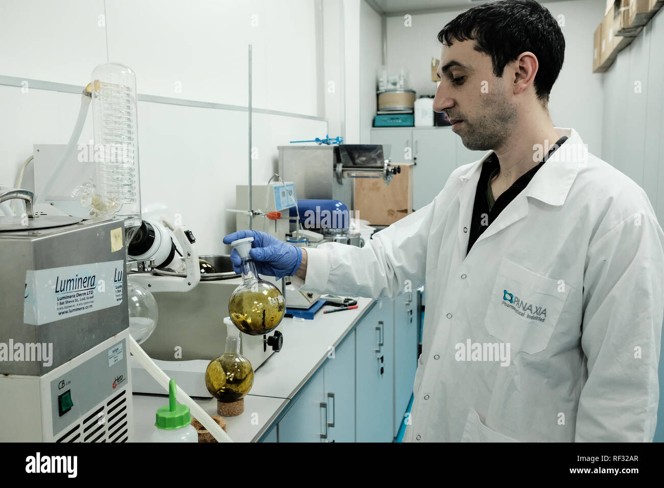 Lod, Israele. 23 gennaio, 2019. Panaxia Industrie Farmaceutiche fornisce un grado farmaceutico senza fumo prodotti di cannabis e i sistemi di consegna per i pazienti e i medici, modernizzare il settore medico utilizzando le proprietà e i benefici della cannabis medica pur vantando oltre il 20 per cento della forza lavoro dedicato alle attività di ricerca e sviluppo. Israele è considerato un leader globale nel settore della cannabis medica e di ricerca e innovazione è uno degli unici tre paesi del mondo in cui la ricerca sulla cannabis è sponsorizzato dal governo. Credito: Nir Alon/Alamy Live News Foto Stock