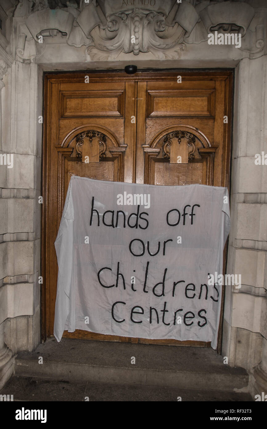 Londra, UK. Il 23 gennaio 2019. "Giù le mani dai nostri bambini centri dell'. Manifestanti rally a Lambeth Town Hall contro ulteriori tagli di austerità per servizi sociali e i bilanci della libreria. David Rowe/Alamy Live News. Foto Stock