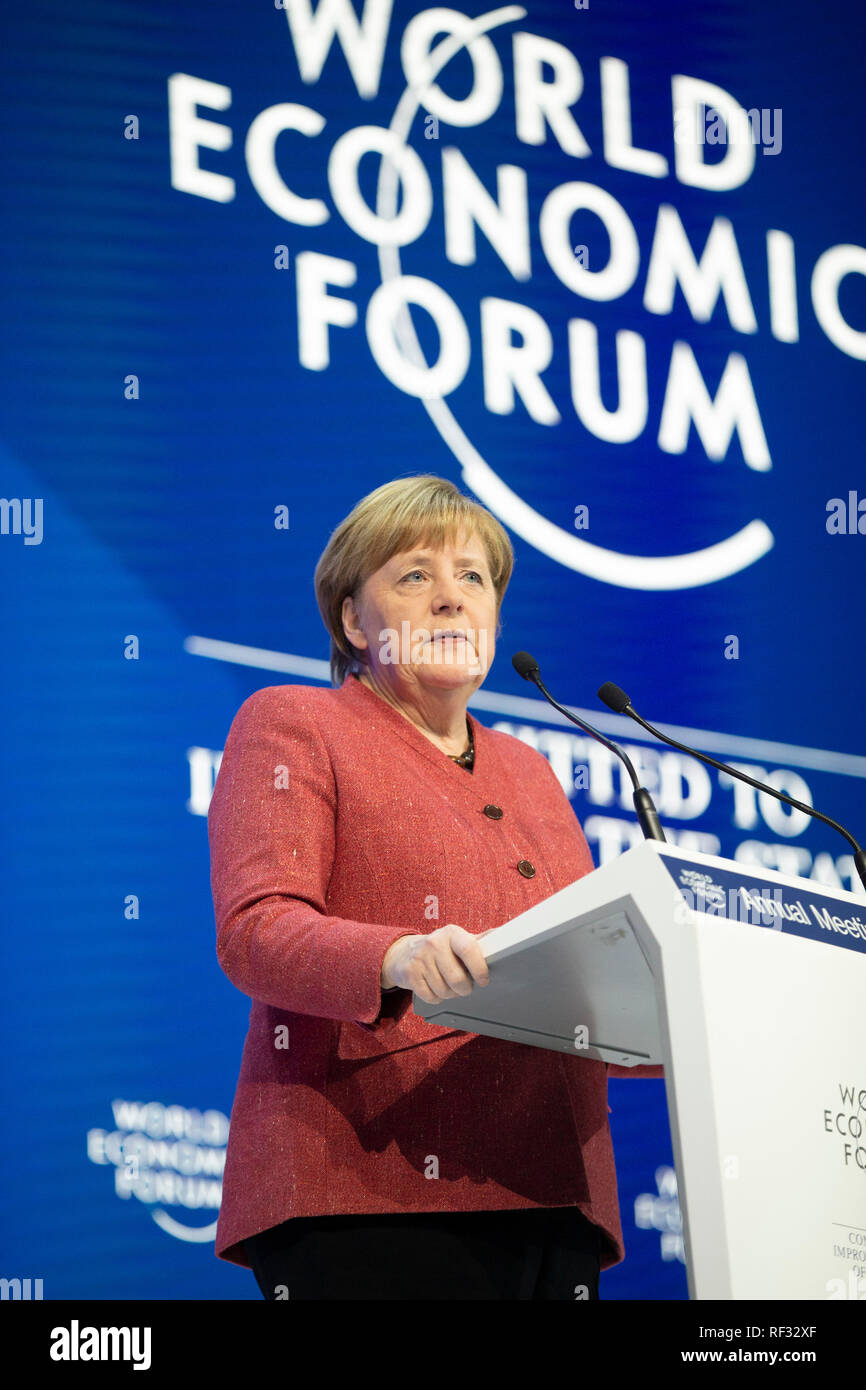Davos, in Svizzera. 23 gen 2019. Il cancelliere tedesco Angela Merkel parla durante una sessione plenaria nel corso della 49a riunione annuale del Forum Economico Mondiale (WEF) di Davos, in Svizzera, il 23 gennaio, 2019. "Credo che il multilateralismo è indispensabile per il buon sviluppo del mondo', Merkel ha detto qui mercoledì. Credito: Xu Jinquan/Xinhua/Alamy Live News Foto Stock