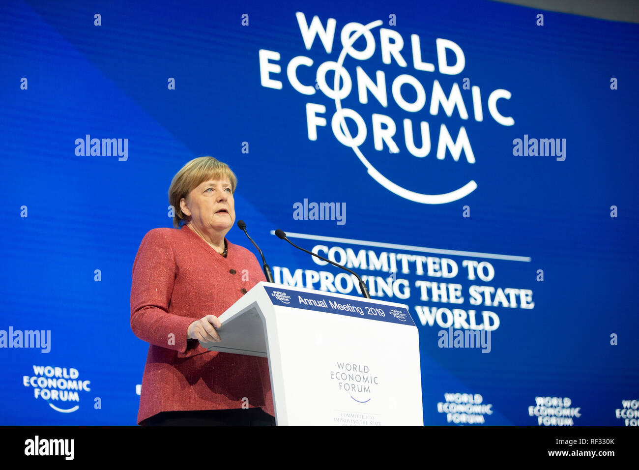 Davos, in Svizzera. 23 gen 2019. Il cancelliere tedesco Angela Merkel parla durante una sessione plenaria nel corso della 49a riunione annuale del Forum Economico Mondiale (WEF) di Davos, in Svizzera, il 23 gennaio, 2019. "Credo che il multilateralismo è indispensabile per il buon sviluppo del mondo', Merkel ha detto qui mercoledì. Credito: Xu Jinquan/Xinhua/Alamy Live News Foto Stock