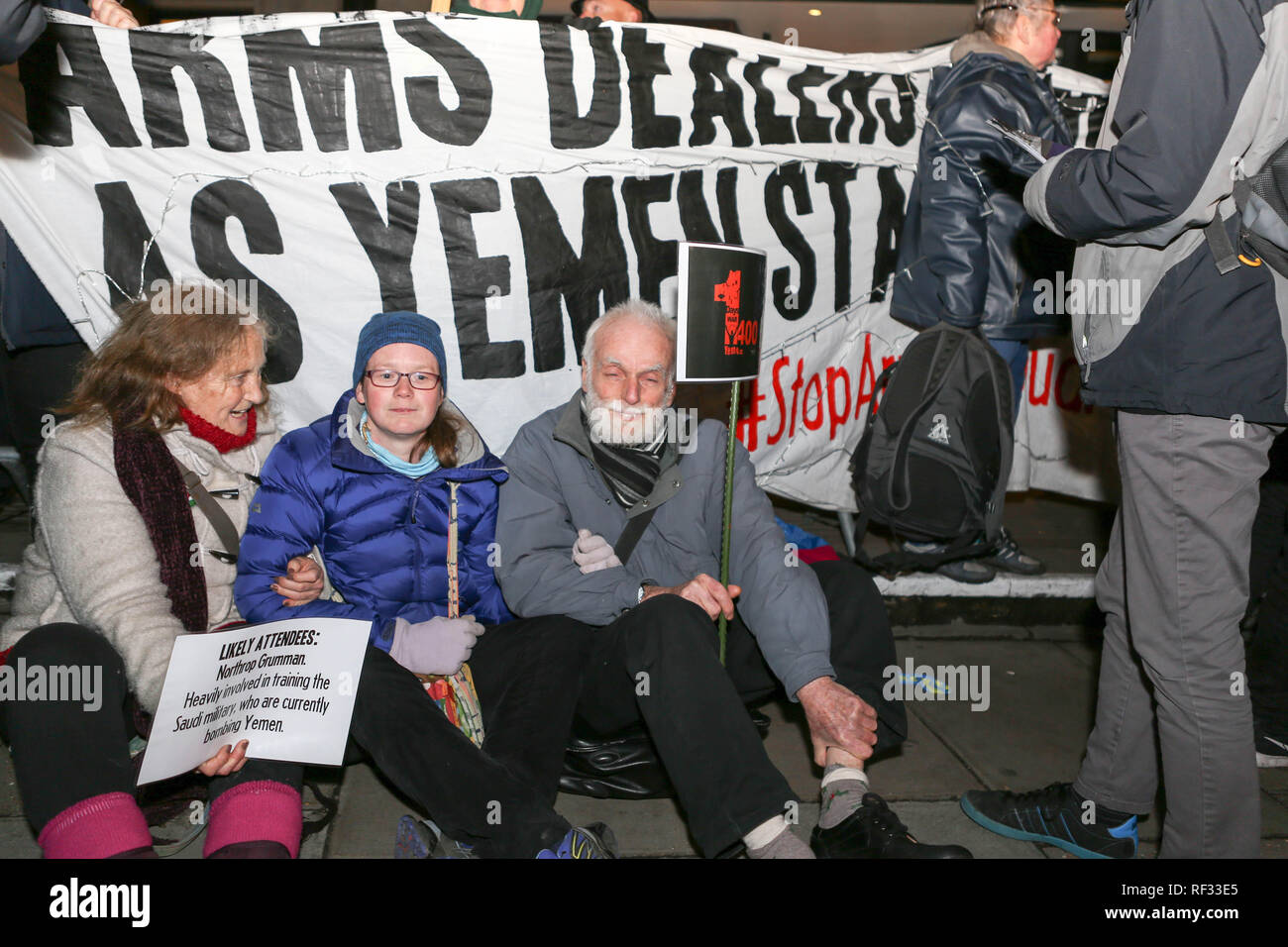 Londra, Regno Unito. 23 gen 2019. Protesta al di fuori del Grosvenor Hotel che ospita un'Aerospazio, Difesa e Sicurezza la cena. Allo stesso tempo, 14 milioni di popolo yemenita sono a rischio di carestie, starved come risultato della Saudi-led della coalizione bombardamento del loro paese. Penelope Barritt/Alamy Live News Foto Stock