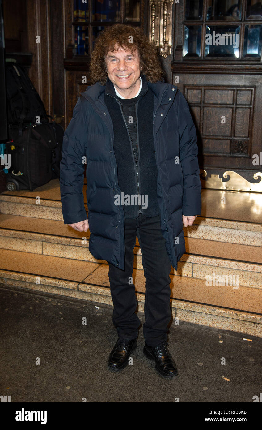 Londra, Regno Unito. 23 gennaio, 2019. Riccardo Cocciante assiste l'apertura notturna di "Notre Dame de Paris " a London Coliseum on gennaio 23, 2019 a Londra, Inghilterra. Credito: Gary Mitchell, GMP Media/Alamy Live News Foto Stock