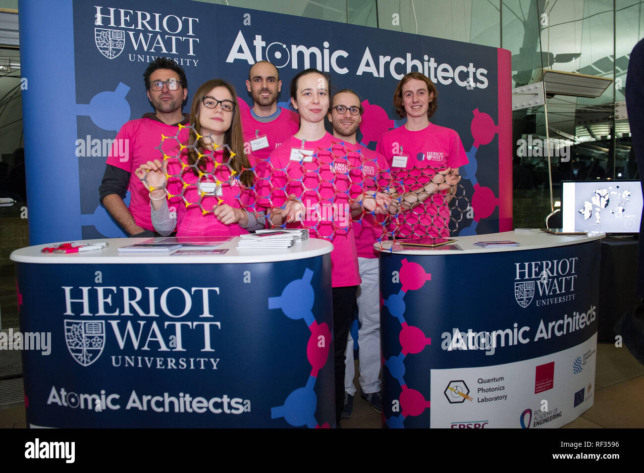 Edinburgh, Regno Unito. Il 23 gennaio 2019. Heriot Watt University atomico team di architetti presenti vari modelli e strutture che mostra la scala atomica dimostrando diverse possibilità e applicazioni per le nuove tecnologie che avrà un impatto enorme andando avanti. La scienza Il Ministro Richard Lochhead, Scottish Science Advisory Council Chair Professor Paolo Boyle e della Scozia capo consulente scientifico del Professor Sheila Rowan parlare con il lancio ufficiale di una nuova importante relazione sulla scienza scozzese. Credito: Colin Fisher/Alamy Live News Foto Stock