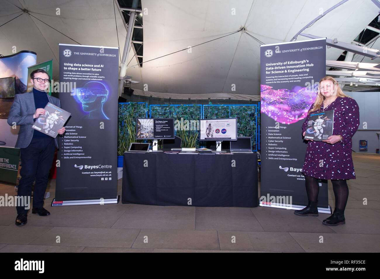 Edinburgh, Regno Unito. Il 23 gennaio 2019. L' Università di Edimburgo Data-Driven innovazione Hub per Science & Engineering team sono venuti con applicazioni di intelligenza artificiale. Essi stanno lavorando su robotica e A.I. e sarà l'invio di un robot di Marte. Gli esseri umani e la A.I. hanno subito lungo per decenni ma come A.I. inizia a imparare e diventare cosciente di se stessa, sono esseri umani sarà pronta per i salti e limiti che A.I ha da offrire a noi? Solo il tempo potrà dirlo. Credito: Colin Fisher/Alamy Live News Foto Stock