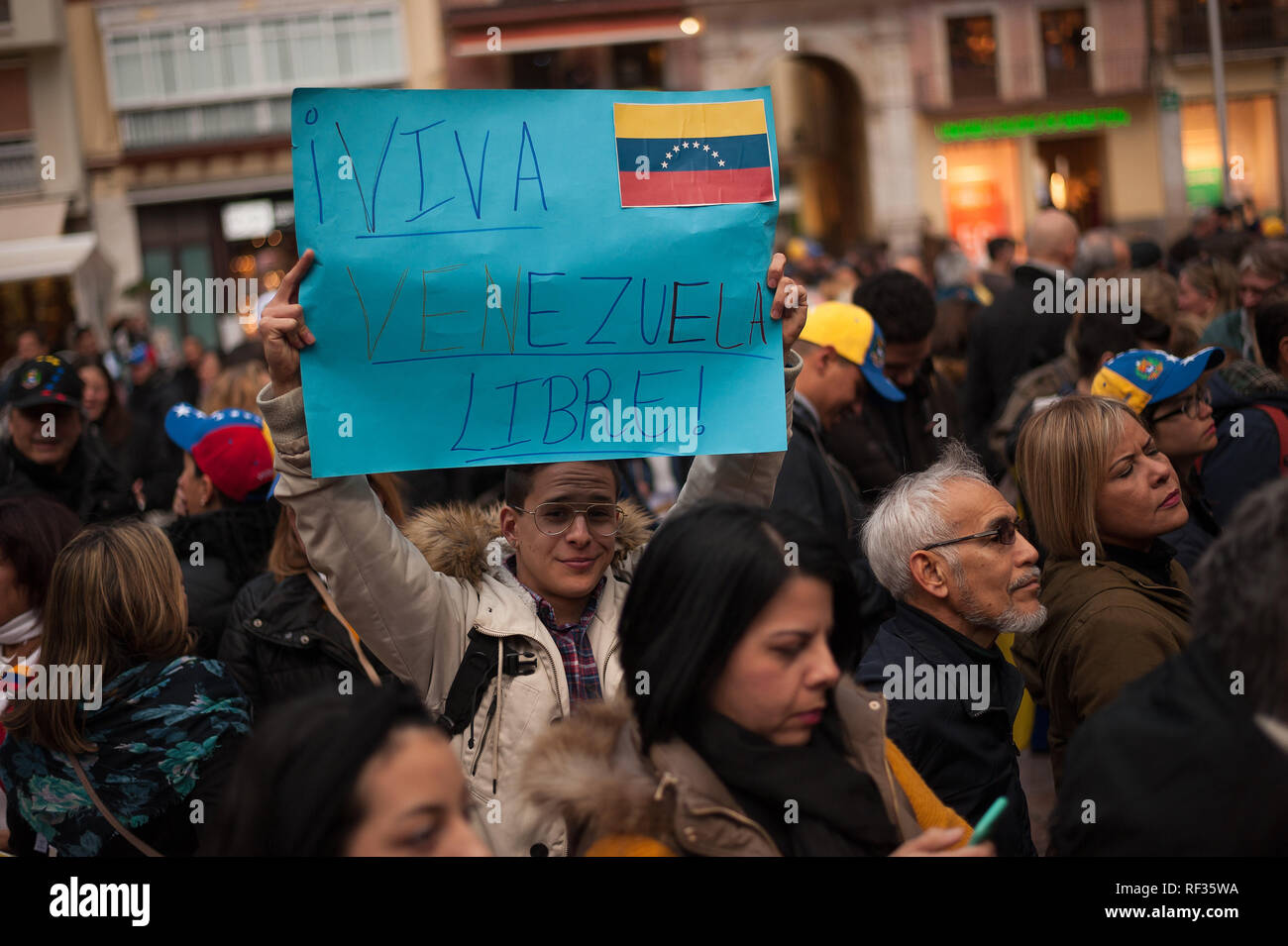 Un venezuelano protester visto tenendo un cartello dicendo Hurrah libera Venezuela durante la manifestazione di sostegno politico Juan Guaidó, presidente del Venezuela Assemblea Nazionale e legislatore del partito di opposizione volontà popolare (Voluntad popolari). Foto Stock