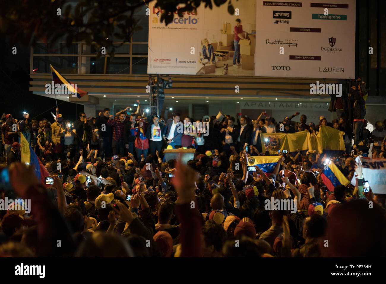 Bogotà, Colombia, 23 gennaio 2019. Venezuelano di manifestanti fuori la residenza dell'Ambasciatore a marzo per protestare il governo e con il supporto delle nuove auto-dichiarato presidente. Credito: Jonathan Tait/Alamy Live News Foto Stock