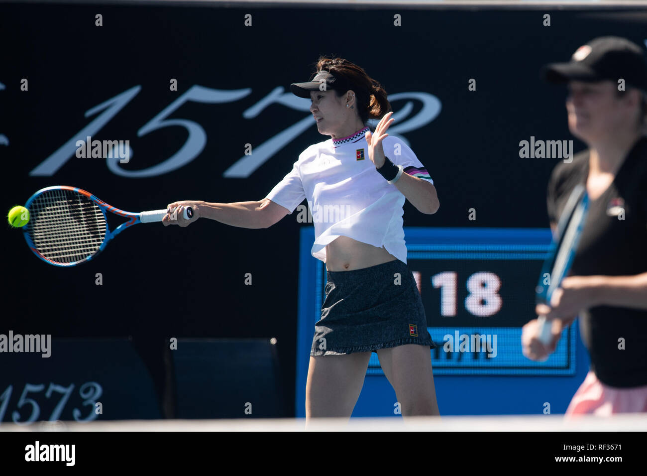 Pechino, Australia. 23 gen 2019. Li Na (L) della Cina e Kim Clijsters del Belgio competere durante la donna leggende raddoppia il match contro Nicole Bradtke dell Australia e Mary Joe Fernandez degli Stati Uniti in 2019 Australian Open a Melbourne, Australia, il 23 gennaio, 2019. Credito: Bai Xue/Xinhua/Alamy Live News Foto Stock