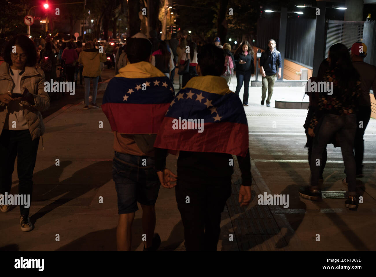 Bogotà, Colombia, 23 gennaio 2019. Il venezuelano drapped in Venezuela le bandiere a marzo per protestare il governo e con il supporto delle nuove auto-dichiarato presidente. Credito: Jonathan Tait/Alamy Live News Foto Stock