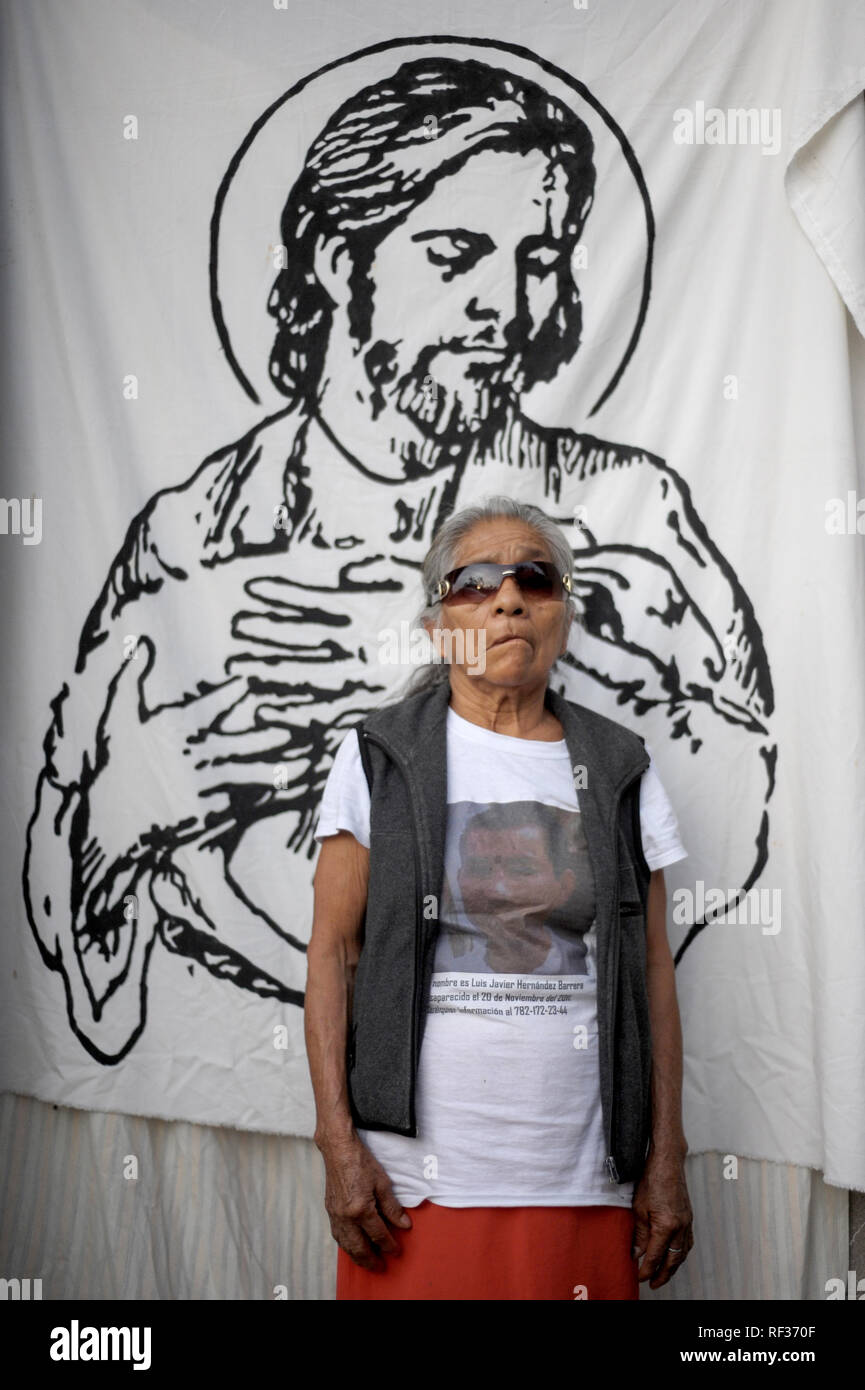 21 gennaio 2019, Messico, Huitzuco: Reyna Barrera Garcia, partecipante della quarta Ricerca Nazionale dei Vigili del Fuoco in Messico sta di fronte ad un'immagine di Gesù. Più di 40.000 persone sono considerati mancanti in Messico. Un gruppo di parenti cerca sul proprio per trovare nascosta tombe e quindi forse per fare il lutto possibile per alcune famiglie. (A dpa " la ricerca di certezza - tombe nascoste in Messico" del 24.01.2019) Foto: Gesù Alvarado/dpa Foto Stock