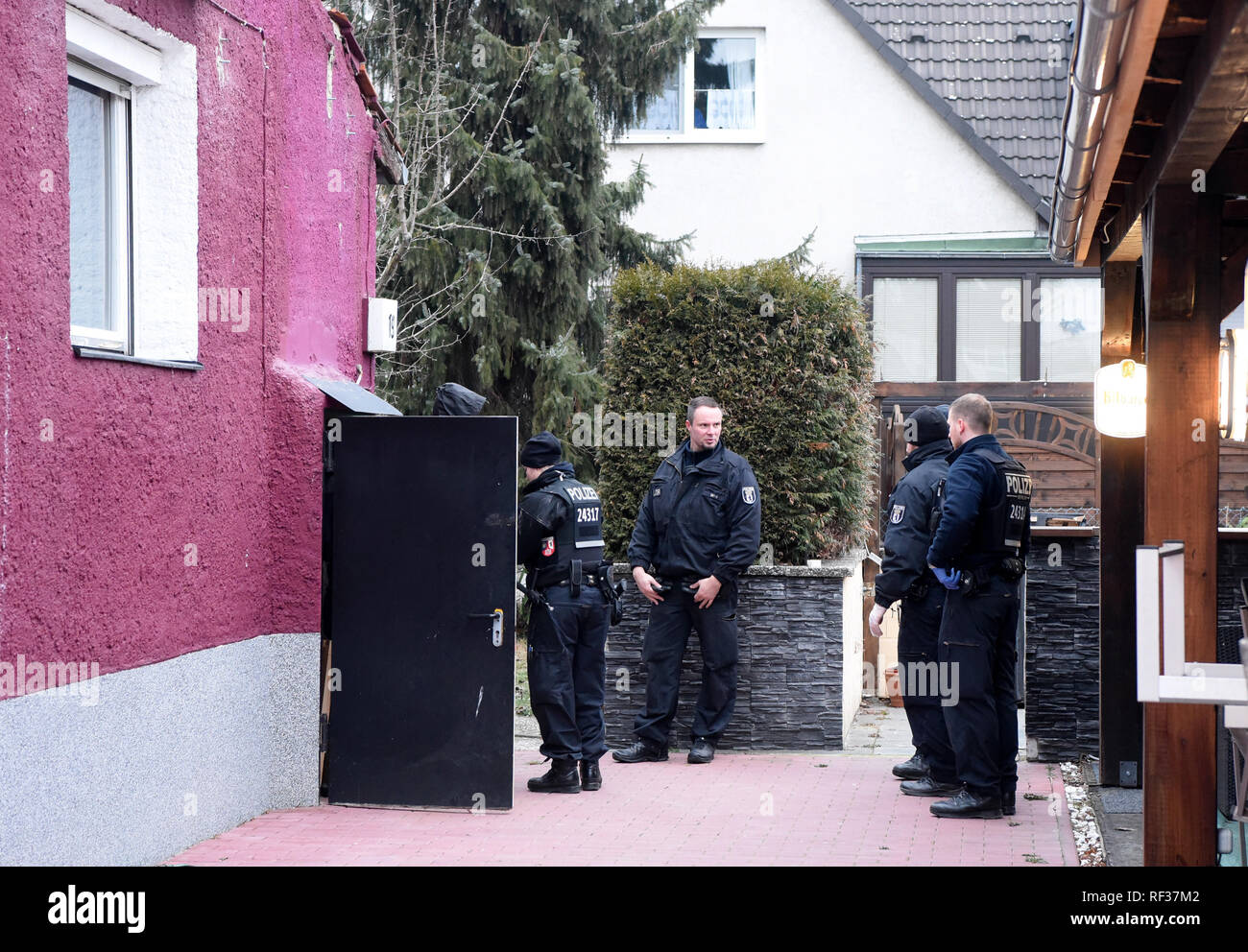 Berlino, Germania. 24 gen 2019. Forze di polizia sono alla ricerca di un oggetto nel corso di un raid principali contro trafficanti di armi in Berlin Spandau. La polizia a Berlino e nel Land di Brandeburgo ha preso posizione contro un internazionale il contrabbando di armi pista giovedì mattina. (A 'polizia prendono azione internazionale contro il contrabbando di armi pista' dal 24.01.2019) Credito: ---/dpa/Alamy Live News Foto Stock