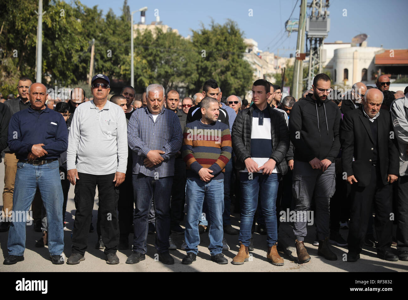 Baqa Al Gharbiyye, Israele. 23 gen 2019. Di persone ai funerali di Aya Masarwe in Baqa Al-Gharbiyye, Israele, il 23 gennaio, 2019. Studente israeliano Aya Masarwe, 21, è stato assassinato a Melbourne mentre si parla con sua sorella sul telefono e il corpo è stato trovato mercoledì mattina nei pressi del campus della Università La Trobe dove lei era in un programma di studio. Credito: JINI/Xinhua/Alamy Live News Foto Stock