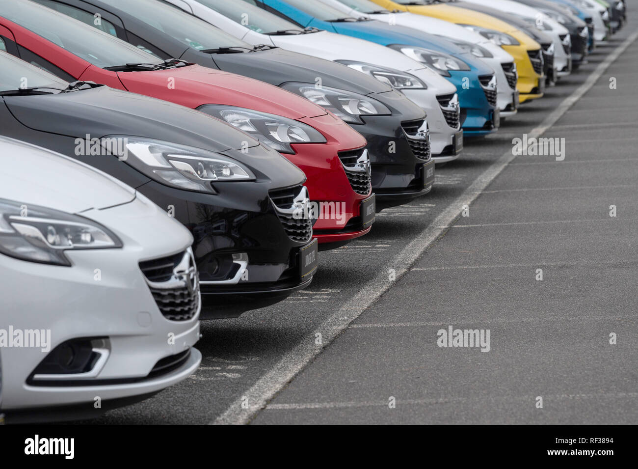 24 gennaio 2019, Assia, Rüsselsheim: Usato Opel Corsa modelli sono vicino alla fabbrica Opel. Secondo l unione informazioni, Opel prevede di ridurre drasticamente la produzione presso il suo stabilimento principale di Rüsselsheim. Foto: Sila Stein/dpa Foto Stock