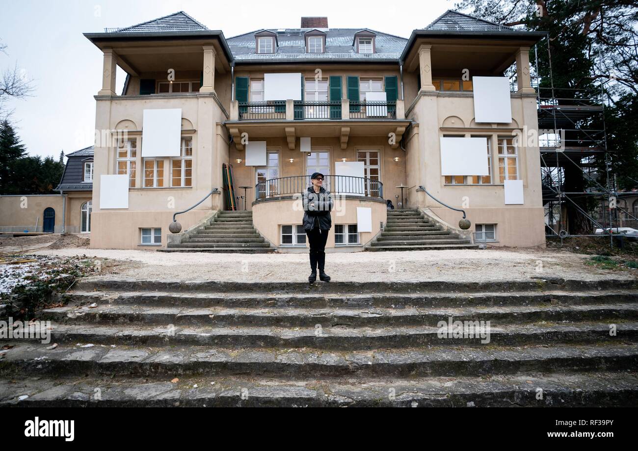 24 gennaio 2019, Berlin: lo scultore Karin Sander sorge nella parte anteriore della casa al Waldsee. La villa di Zehlendorf, costruita nel 1922, sarà rinnovato e su 26.01.2019 la mostra 'Karin Sander. Dalla A alla Z' riaperto. Foto: Kay Nietfeld/dpa Foto Stock