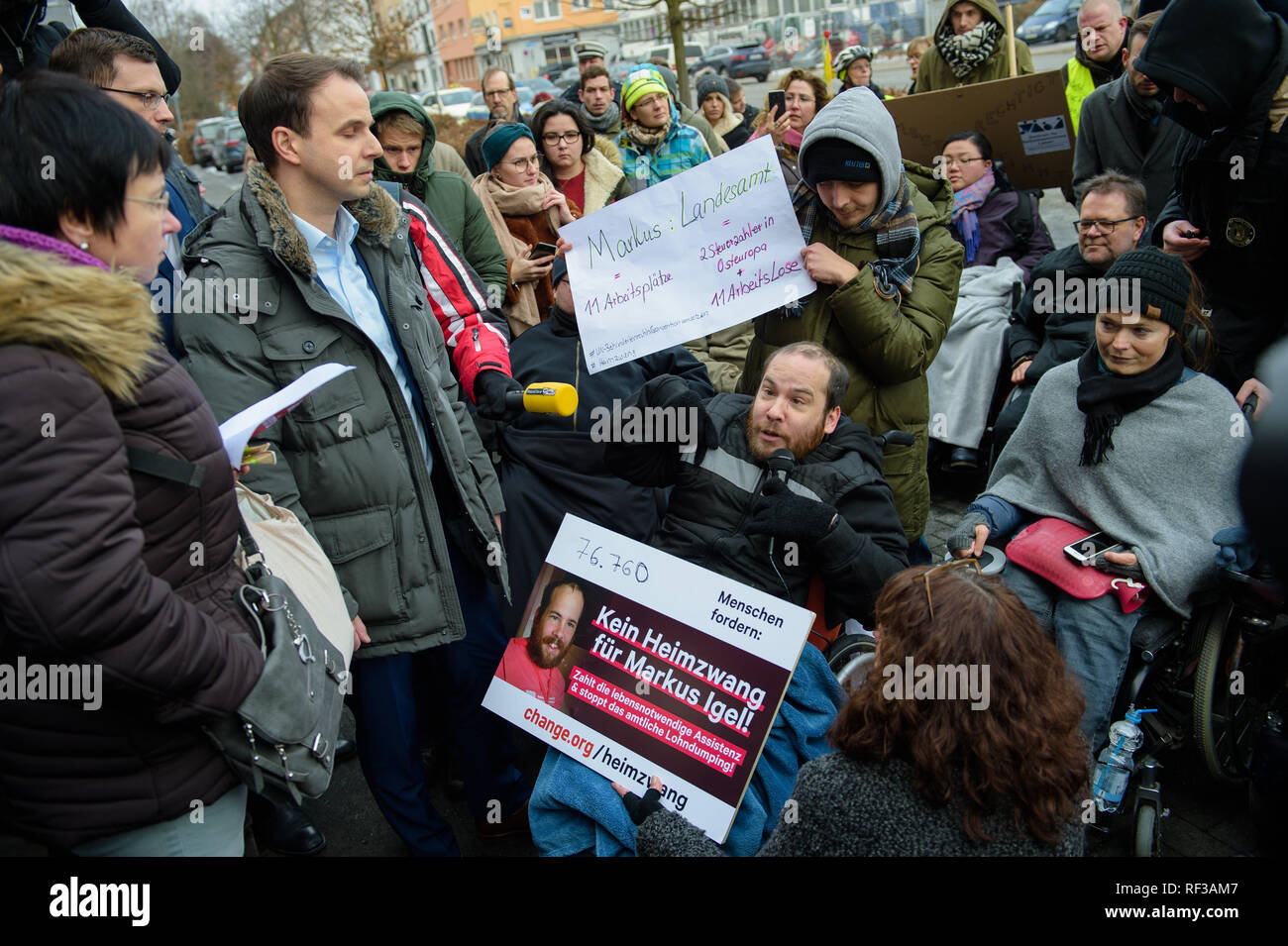 24 gennaio 2019, Saarland, Saarbrücken: i portatori di handicap gravi Markus Igel (M) parla prima della Saar Ufficio statale per gli affari sociali per il suo direttore Stefan Funck (secondo da sinistra). Igel combatte per l'Ufficio statale per la copertura dei costi di round-the-clock di cura in modo che egli possa continuare a vivere nella sua proprie quattro mura. Foto: Oliver Dietze/dpa Foto Stock