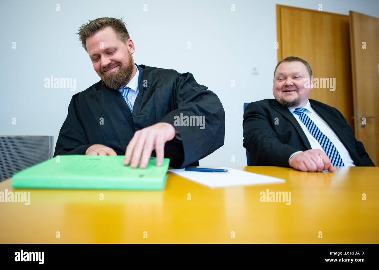 Hamm, Germania. 24 gen 2019. Avvocato Robert Meyen (l) si siede con il suo cliente Kay Ingerfeld prima dell'Alta Corte Regionale in Hamm. La Corte sta negoziando un marchio controversia su 'rock spring acqua' della Krombacher Brewery. Il birraio hobby da Neuss esige la cancellazione del marchio denominativo perché Krombacher non la vendita di birra con il nome di 'Felsquellwasser'. In prima istanza ha avuto ragione. La birreria ha presentato ricorso contro la decisione. Se vi sarà un verdetto di giovedì non è prevedibile secondo la corte. Credito: Guido Kirchner/dpa/Alamy Live News Foto Stock