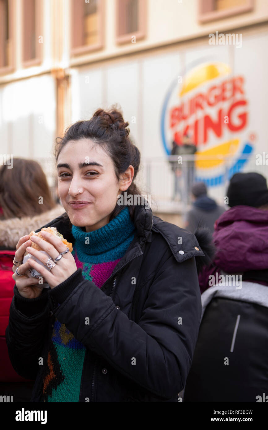 Foto LaPresse/Andrea Alfano 24/01/2019 Torino (Italia) Cronaca Flash Mob contro Burger King Nella foto: Il flash mob contro l&#x2019;apertura del Burger King Foto LaPresse/Andrea Alfano Gennaio 24, 2019 Torino (Italia) Notizie Flash Mob contro Burger King nella foto: Flash mob contro Burger King apertura Foto Stock