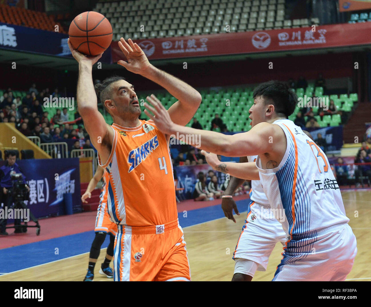 Chengdu Chengdu, in Cina. 24 gen 2019. Chengdu, Cina-Shanghai squali squadra di basket sconfitte Sichuan balena blu Team 106-94 a CBA 2018/19 a Chengdu, southwest Chinaââ'¬â"¢s nella provincia di Sichuan. Credito: SIPA Asia/ZUMA filo/Alamy Live News Foto Stock