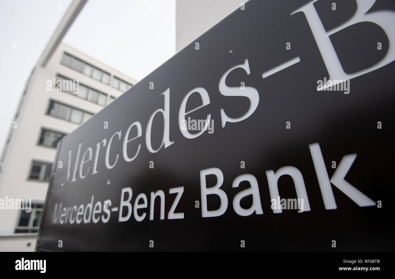 Stuttgart, Germania. 24 gen 2019. La Mercedes-Benz logo della banca possono essere visti presso la banca presso la sede centrale. Il 25 gennaio 2019, una determinazione del campione procedura avrà inizio contro Banca Mercedes-Benz AG. I proprietari di auto che hanno aderito a un modello di querela contro la banca desidera avere la revoca regole in banca di accordi di credito dichiarata non valida. (A DPA: 'Stuttgarter Gericht verhandelt erste Musterklage zu Autokrediten' del 24.01.2019) Credito: Marijan Murat/dpa/Alamy Live News Foto Stock