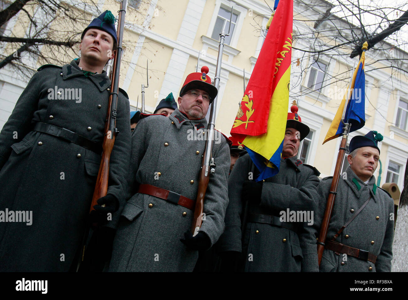 (190124) -- Bucarest, Gennaio 24, 2019 (Xinhua) -- la gente indossa vintage uniformi militari partecipare ad un evento che segna il centosessantesimo anniversario della fondazione dell'Unione dei Principati romeni di Bucarest, la capitale della Romania, Gennaio 24, 2019. Il 24 gennaio di 160 anni indietro, Due Principati romeni -- Valacchia e Moldavia -- formato un unione da eleggere il colonnello Alexandru Ioan Cuza come il righello comune. L'unificazione ha generato un quadro favorevole per la modernizzazione della società rumena. La Romania è diventato un cittadino dello Stato unitario su 1 Dic 1918, quando transilvania ha inoltre aderito al fo Foto Stock