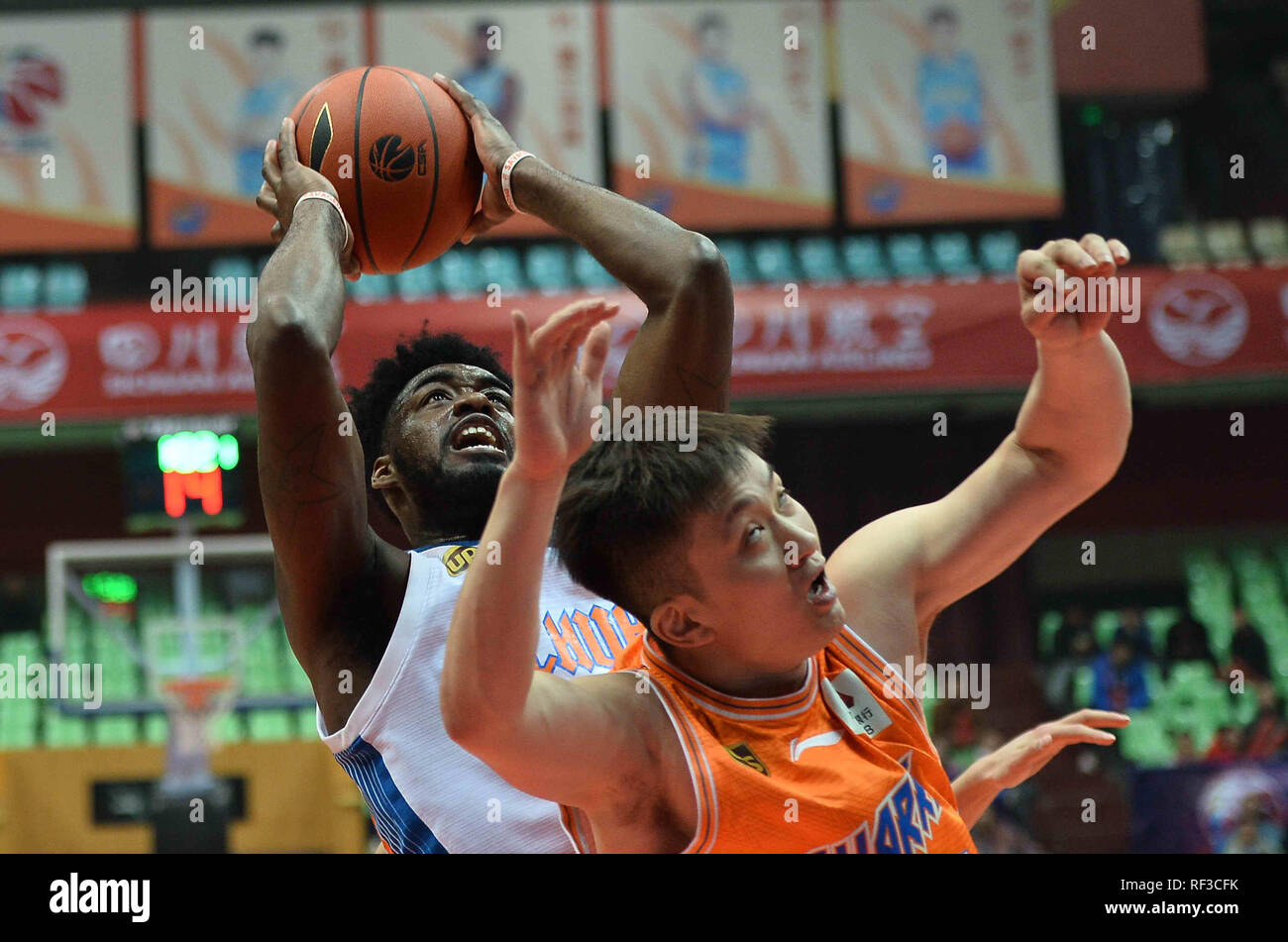 Chengdu Chengdu, in Cina. 24 gen 2019. Chengdu, Cina-Shanghai squali squadra di basket sconfitte Sichuan balena blu Team 106-94 a CBA 2018/19 a Chengdu, southwest Chinaââ'¬â"¢s nella provincia di Sichuan. Credito: SIPA Asia/ZUMA filo/Alamy Live News Foto Stock