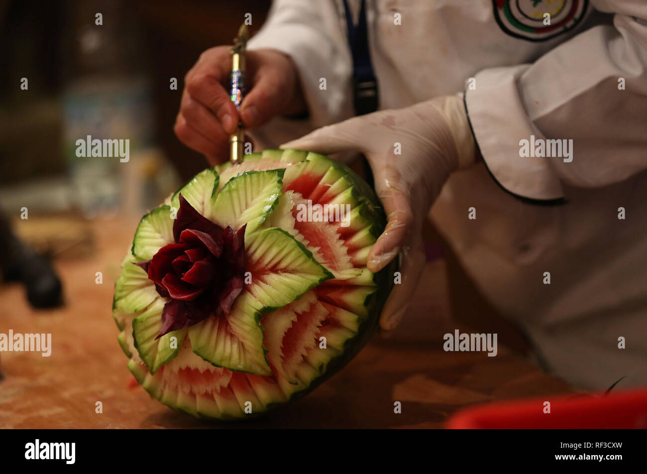 (190124) -- NABLUS, Gennaio 24, 2019 (Xinhua) -- un cuoco prende parte in una cucina nazionale concorso in Cisgiordania città di Nablus, 22 gennaio 2019. Sebbene simile al Mediterraneo in generale la cultura gastronomica, la cucina palestinese si distingue con una schiera di gusto le spezie e le erbe. La neonata master chef' Association in Palestina ha organizzato una cucina nazionale concorso, con lo scopo di scegliere il chef premiati per entrare a far parte di una squadra nazionale che saranno addestrati per competere a livello internazionale. Oltre 150 cuochi palestinesi si sono riuniti presso il concorso per tre giorni in Cisgiordania's Nablu Foto Stock