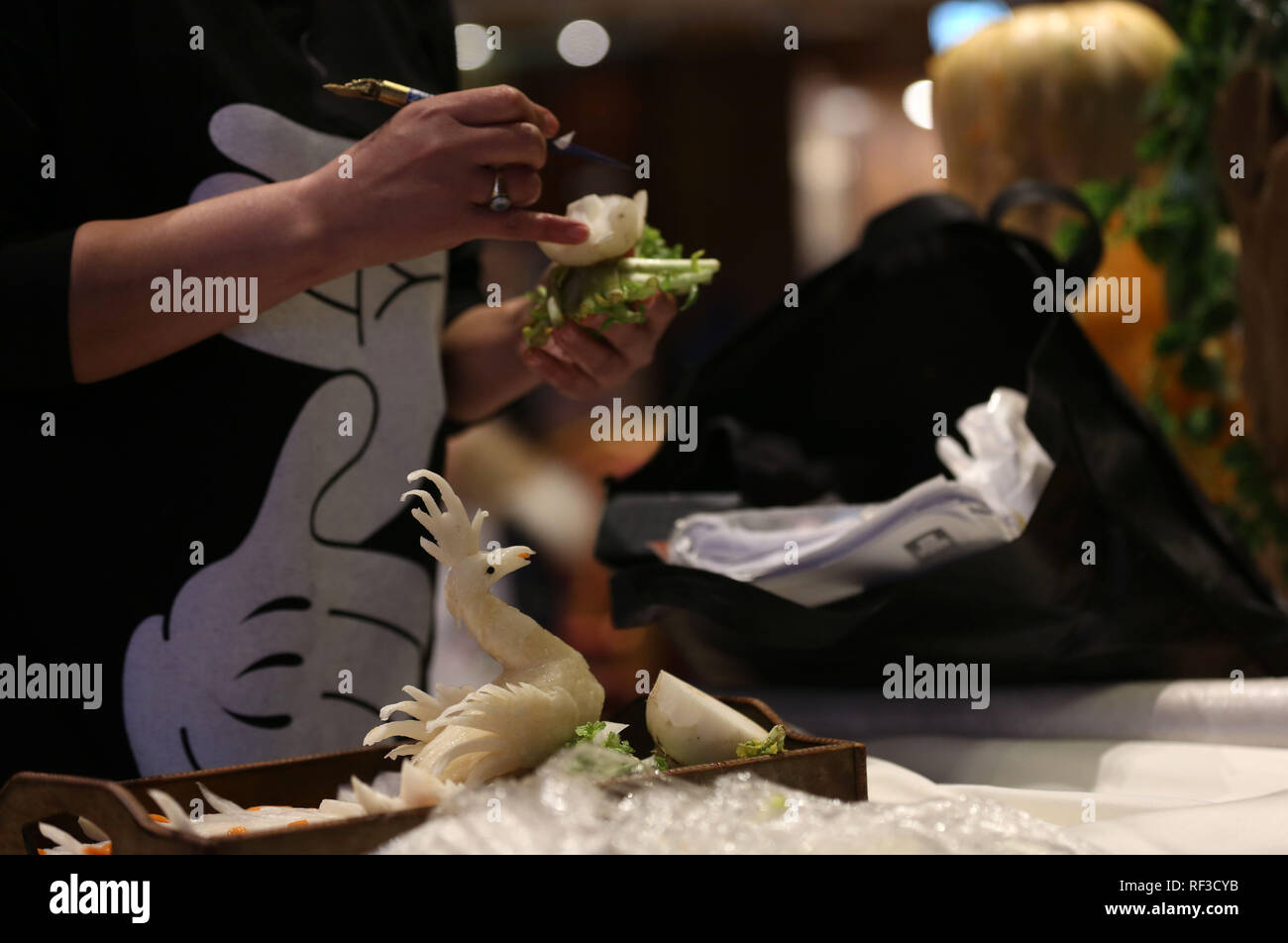 (190124) -- NABLUS, Gennaio 24, 2019 (Xinhua) -- un cuoco prende parte in una cucina nazionale concorso in Cisgiordania città di Nablus, 22 gennaio 2019. Sebbene simile al Mediterraneo in generale la cultura gastronomica, la cucina palestinese si distingue con una schiera di gusto le spezie e le erbe. La neonata master chef' Association in Palestina ha organizzato una cucina nazionale concorso, con lo scopo di scegliere il chef premiati per entrare a far parte di una squadra nazionale che saranno addestrati per competere a livello internazionale. Oltre 150 cuochi palestinesi si sono riuniti presso il concorso per tre giorni in Cisgiordania's Nablu Foto Stock