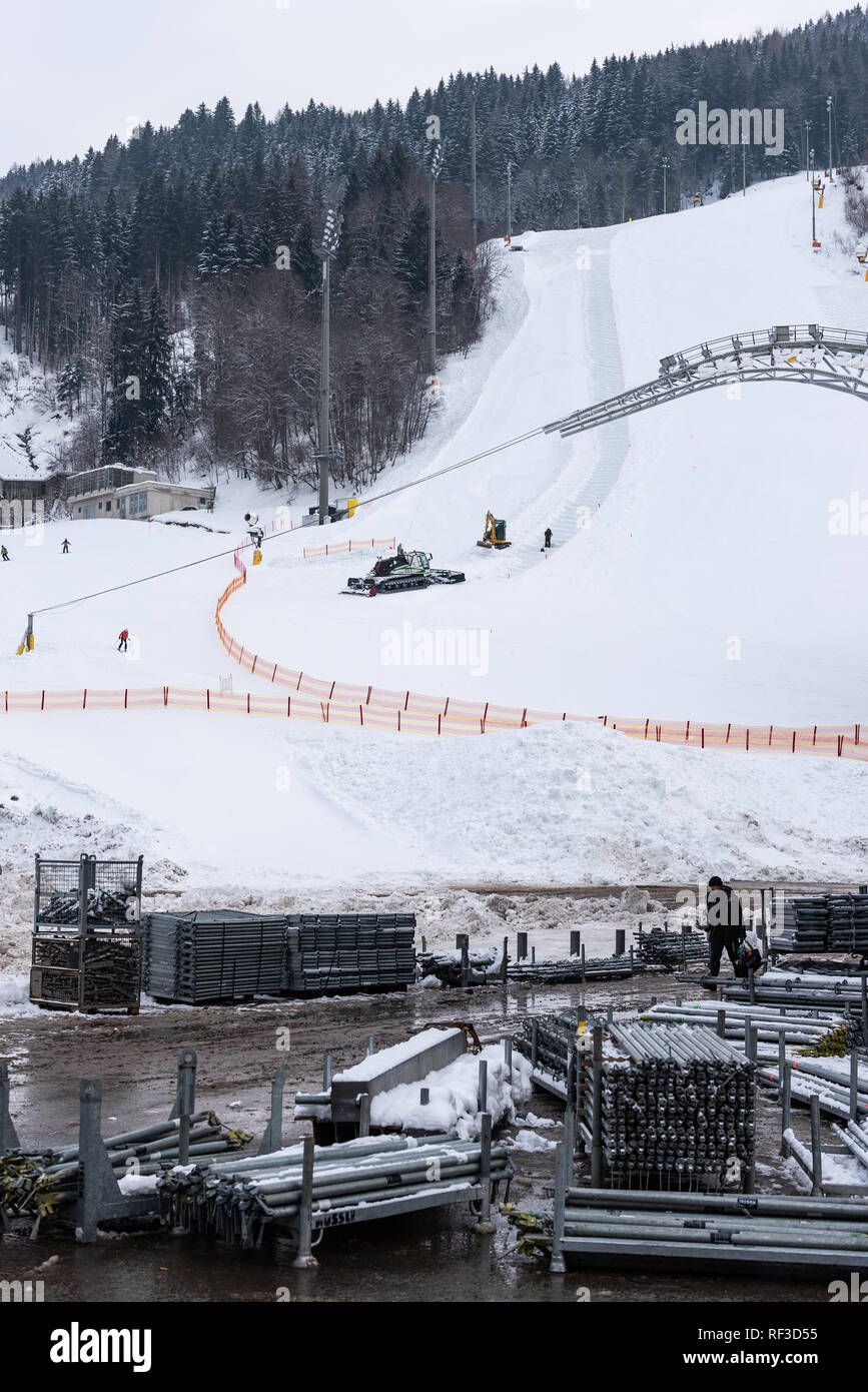 Schladming, Stiria, Austria. 24 gen 2019. Lavori di costruzione su Planai Stadium prima la Nightrace in Schladming, uomini di Coppa del Mondo di Slalom notturno 29.01.2019 - XXII Slalom notturno sulla Planai, Austria Credito: Tomasz Koryl/Alamy Live News Foto Stock